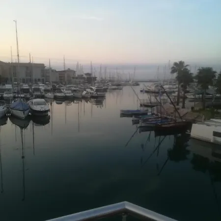 Sur Le Quai De Port *