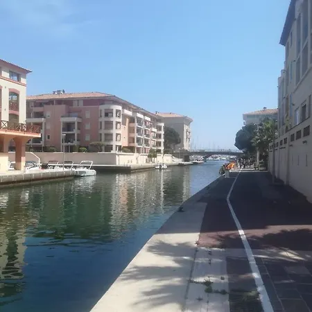 Sur Le Quai De Port *