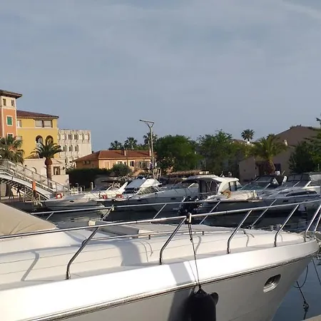 Sur Le Quai De Port * Frejus