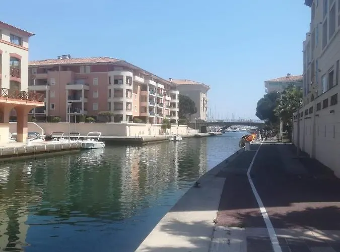 Sur Le Quai De Port *