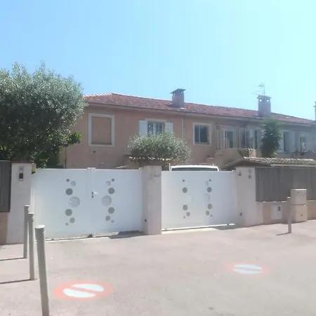 Sur Le Quai De Port Apartment