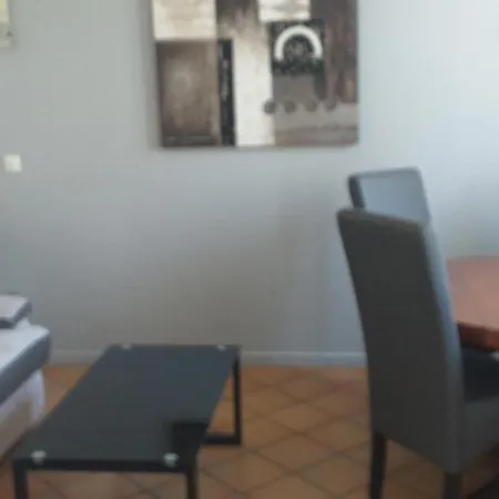 Sur Le Quai De Port *