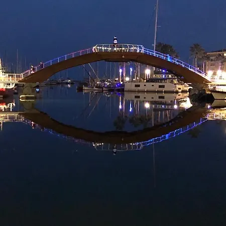 Sur Le Quai De Port *