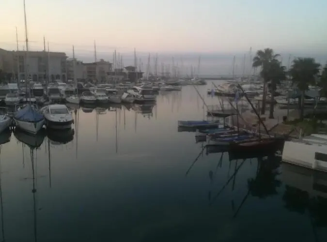 Sur Le Quai De Port *