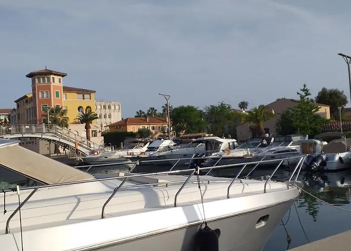 Sur Le Quai De Port * Fréjus