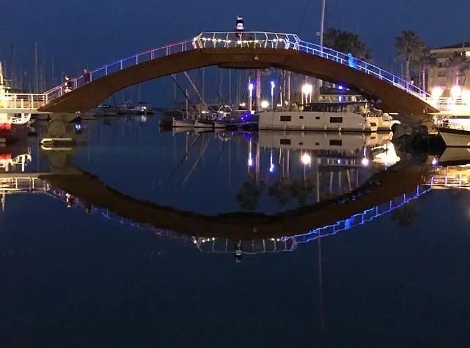 Sur Le Quai De Port *